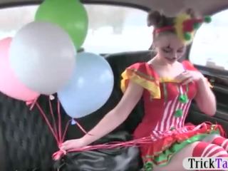 Lány -ban bohóc kosztüm szar által a gépkocsivezető mert ingyenes fare