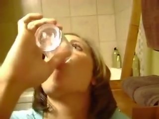 Kristen bebiendo esperma vídeo