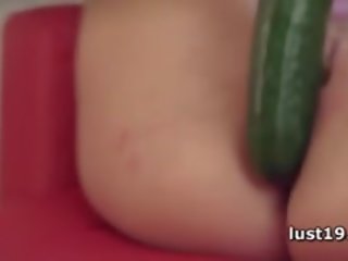 Sexy uma follando ella misma con un pepino