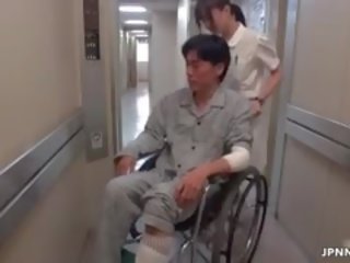 Сексуальна азіатська медсестра йде божевільна