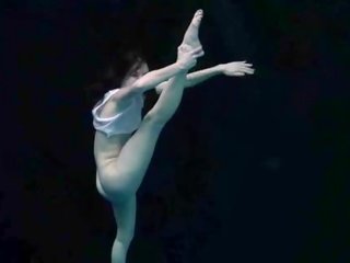 Debaixo de água flexível gymnastic