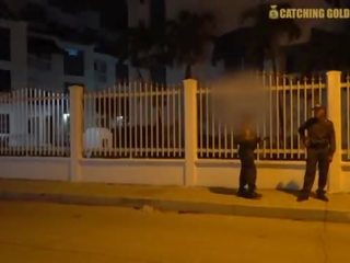 Omg mare fund columbian politie ofițer devine inpulit de o străin