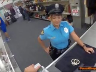 Lotynų amerikietė policininkas rodo nuo jos užpakaliukas už pinigai