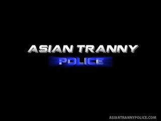 Горещ транс полицай шу получава надясно към смучене хуй