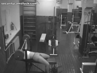 Saugumas internetinė kamera į as weight kambarys juostos as stulbinantis mažutė
