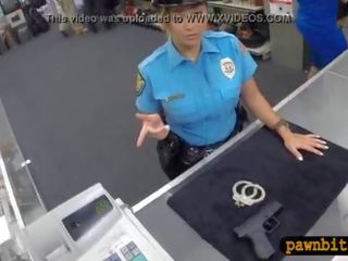 Полиция офицер pawns тя путка n прецака