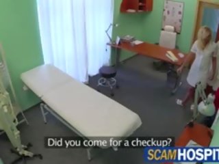 Pervy νοσοκόμα σεξουαλικά σαγηνεύει νέος ασθενής