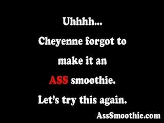 Cheyenne мисливець drinks a отвір smoothie