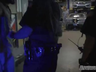 Mekanik mağaza mal sahibi alır onun araç polished tarafından desiring kadın polisler