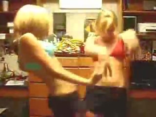 Dua remaja menari dalam mereka skirt dan baju coli