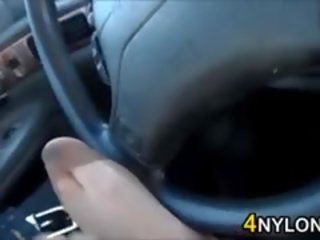 Burlas su pies en pantis en un coche