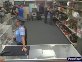 Polizia ufficiale pawns suo fica per soldi