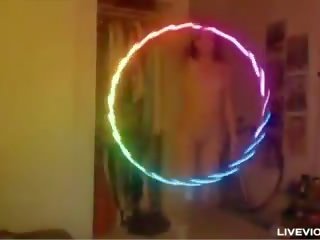 नएर्दी रेडहेड बेब lana twirls एक luminous hula-hoop और बेकार है उसकी पुसी