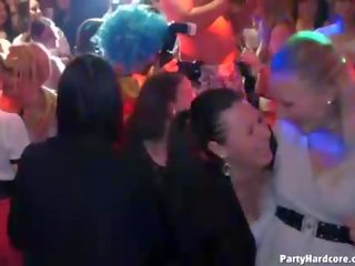 Say sừng cô gái được nỉ lên tại một câu lạc bộ đêm disco