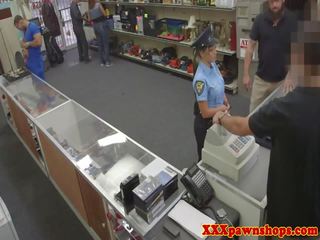 Latina policewoman facialed para dinheiro