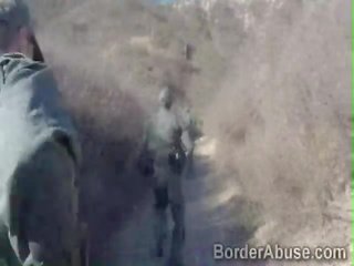 Pěkný brunetky kočička bušil podle border policejní důstojník