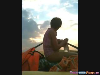 Amatööri teini-ikä tehdä a sextape sisään a vene päällä the järvi video-