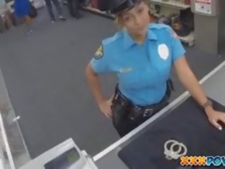 Секси полиция офицер имах мой pistol в тя уста