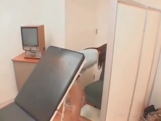 Azijietiškas pacientas pyzda opened su skėtiklis į as daktaras