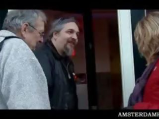 Amsterdam mature salope baise les gars et femme en groupe sexe