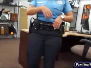 Latina politie ofițer inpulit de pion tip în the camera din spate