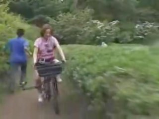 Japānieši meitene masturbated kamēr jāšana a specially modified sekss bike!