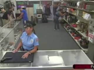 Troia e bruna latina polizia donna prende scopata